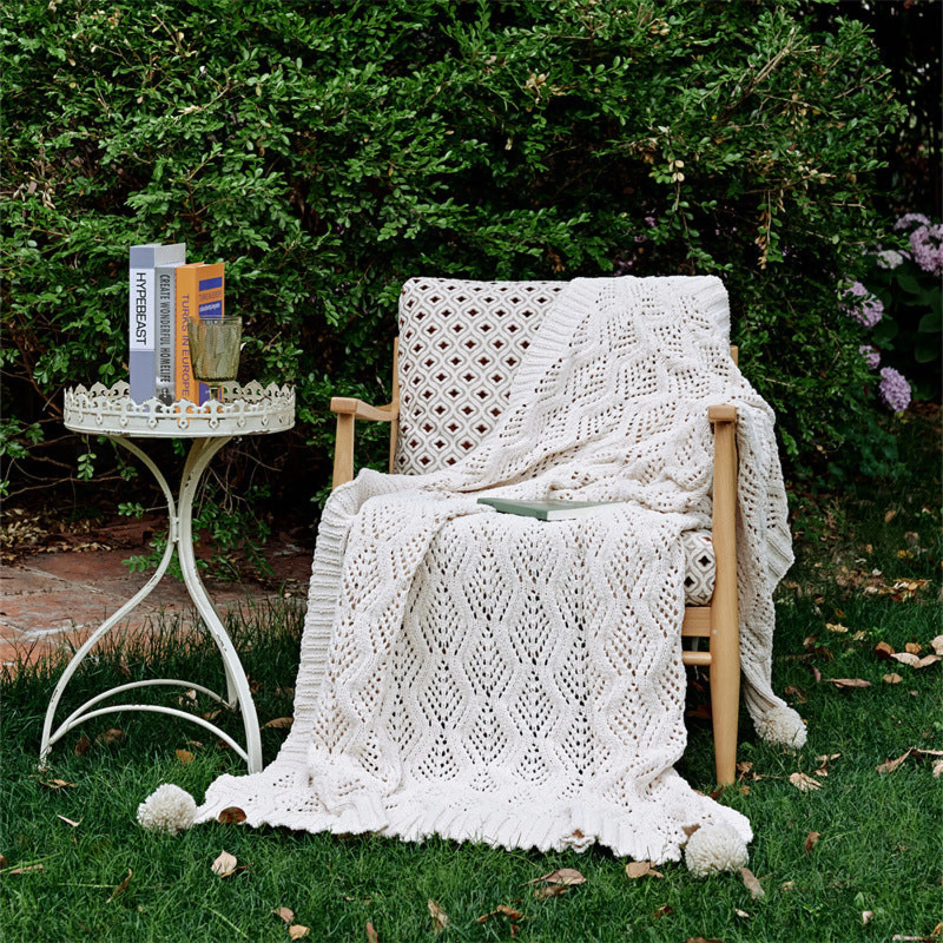 Cozy Knit Pom Pom Blanket / White   Orange