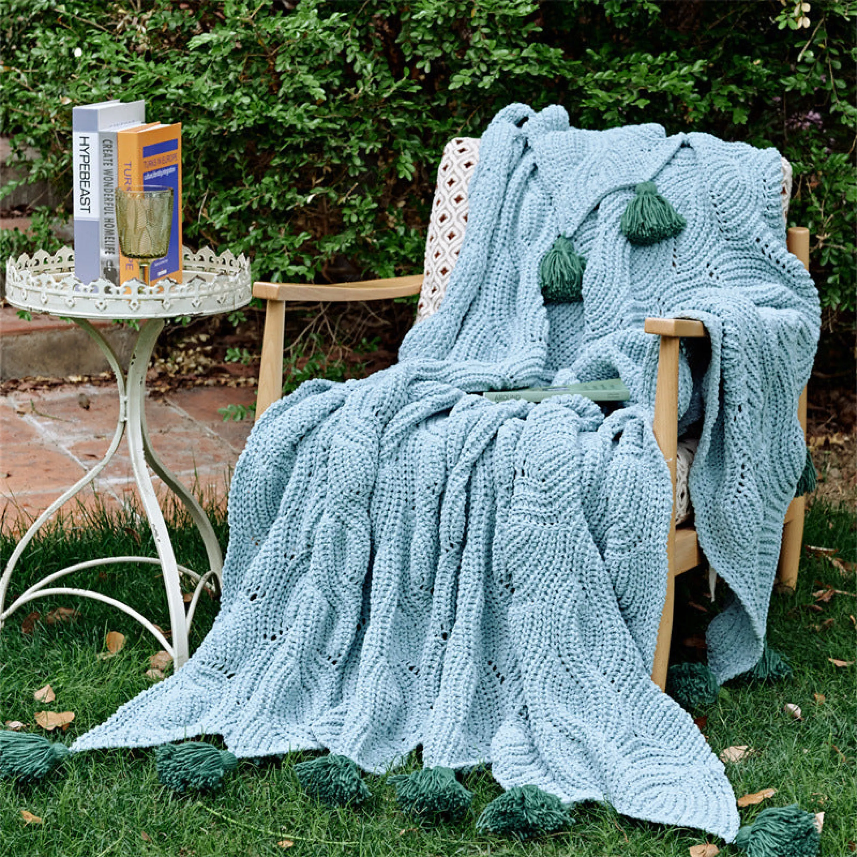 Cozy Knit Pom Pom Blanket / White   Orange