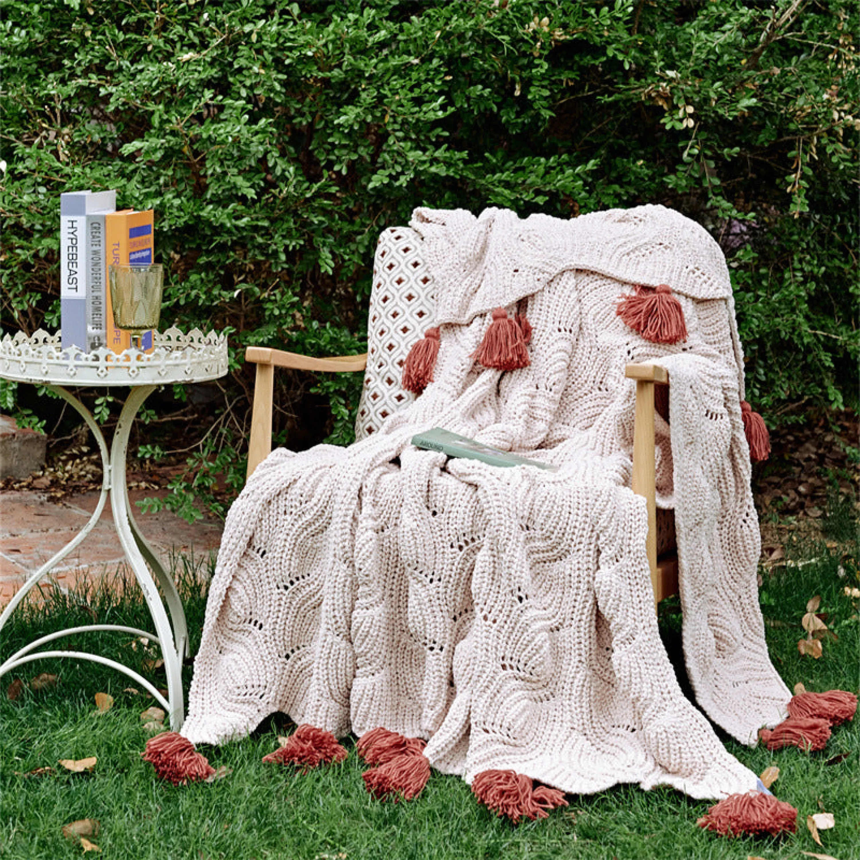 Cozy Knit Pom Pom Blanket / White   Orange