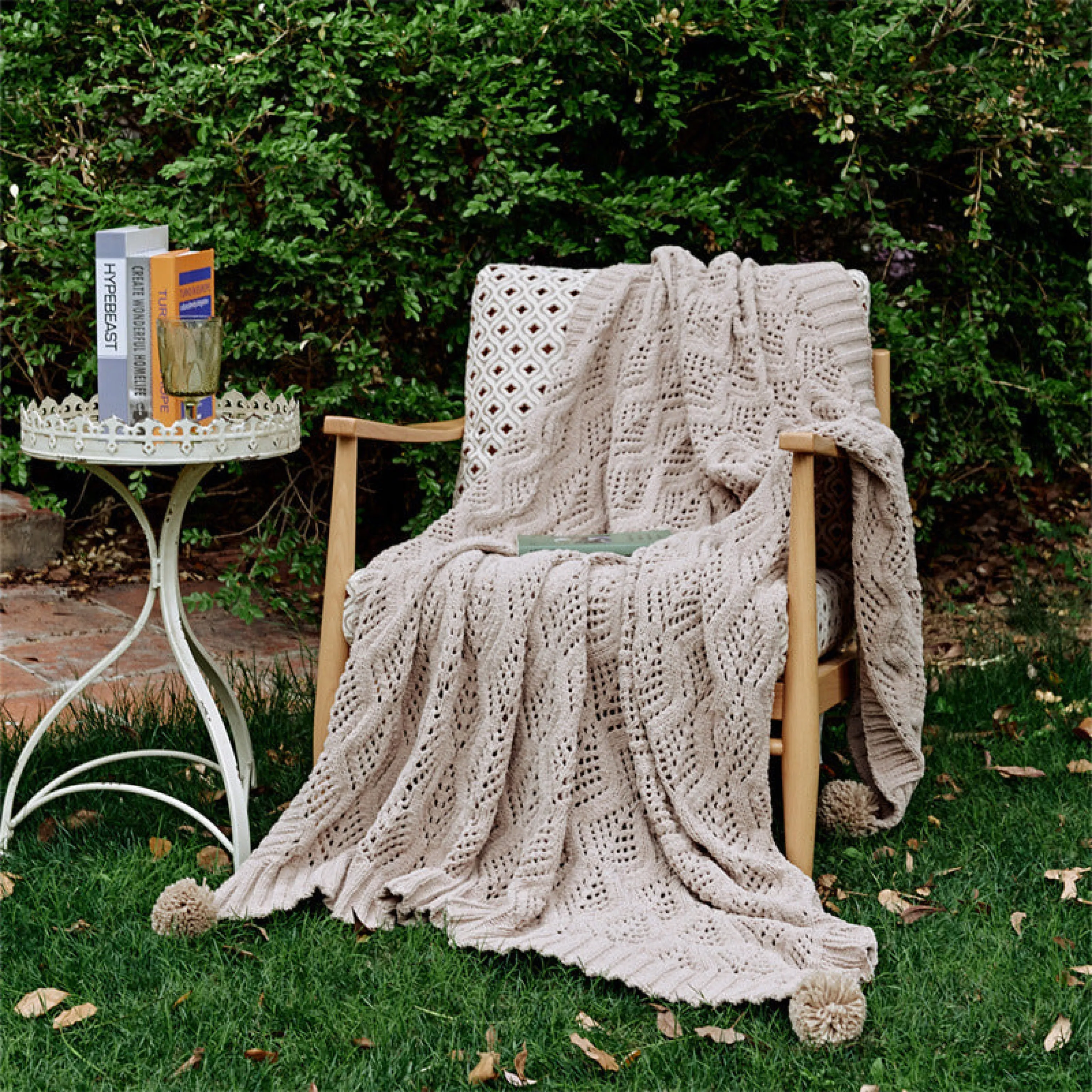 Cozy Knit Pom Pom Blanket / White   Orange