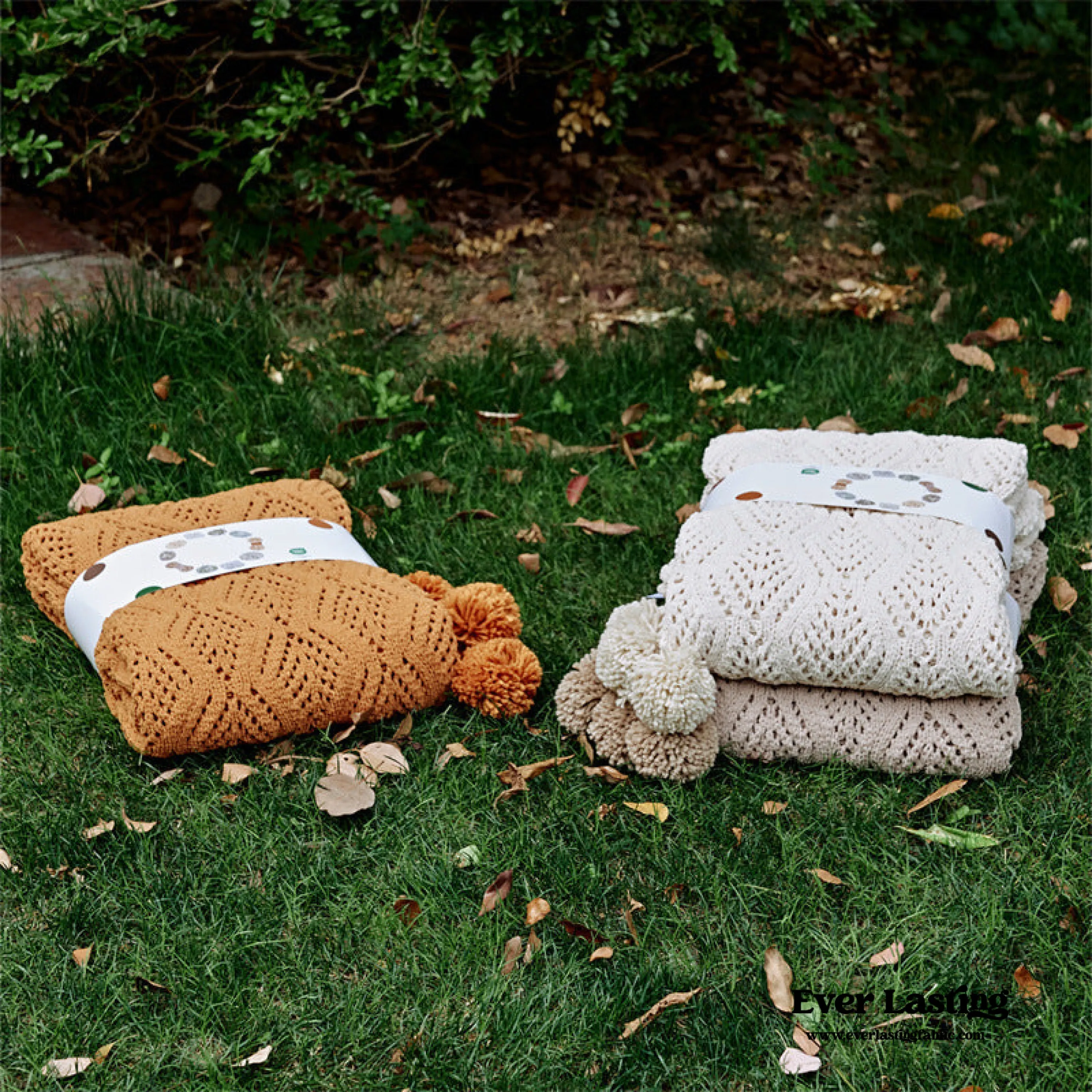 Cozy Knit Pom Pom Blanket / White   Orange