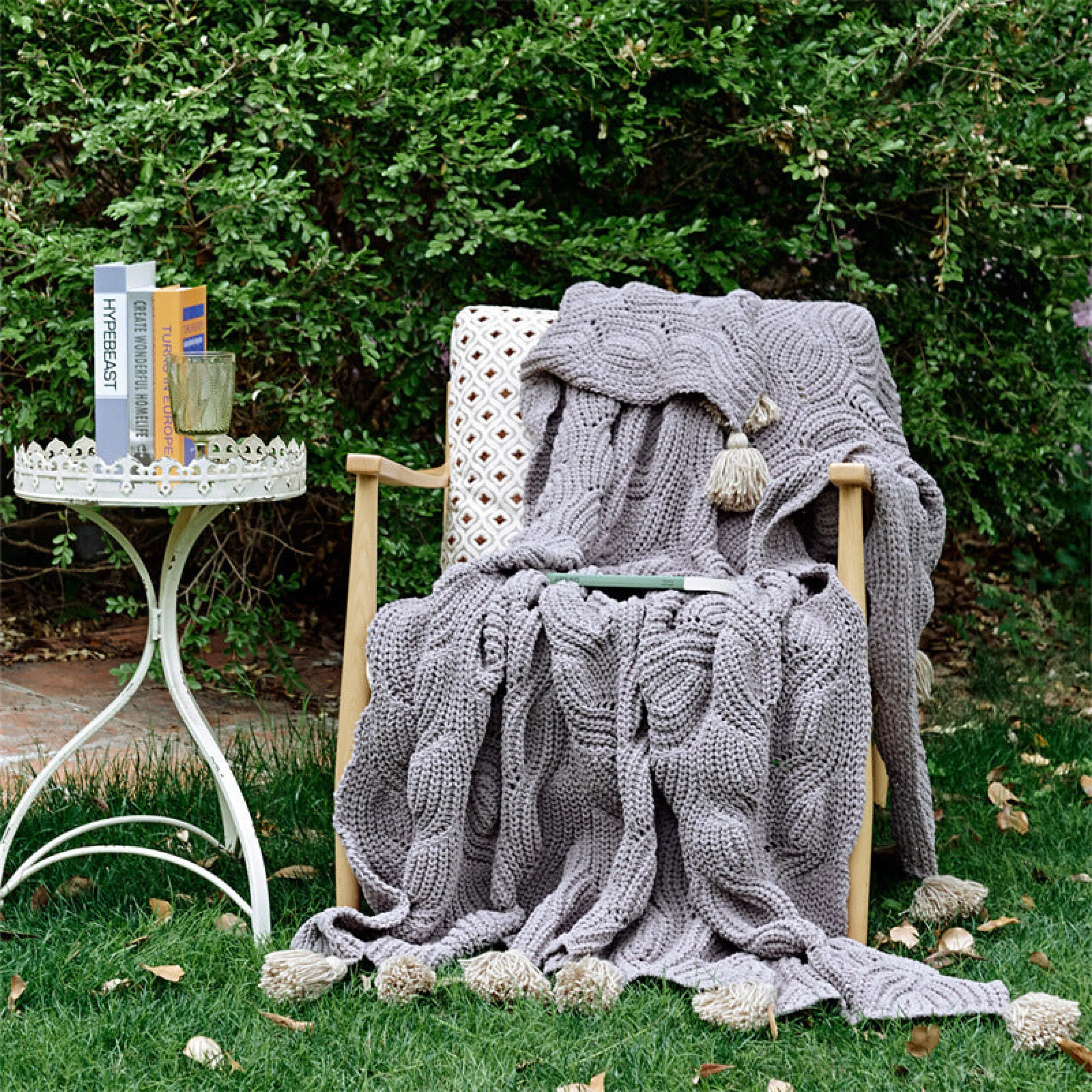 Cozy Knit Pom Pom Blanket / White   Orange