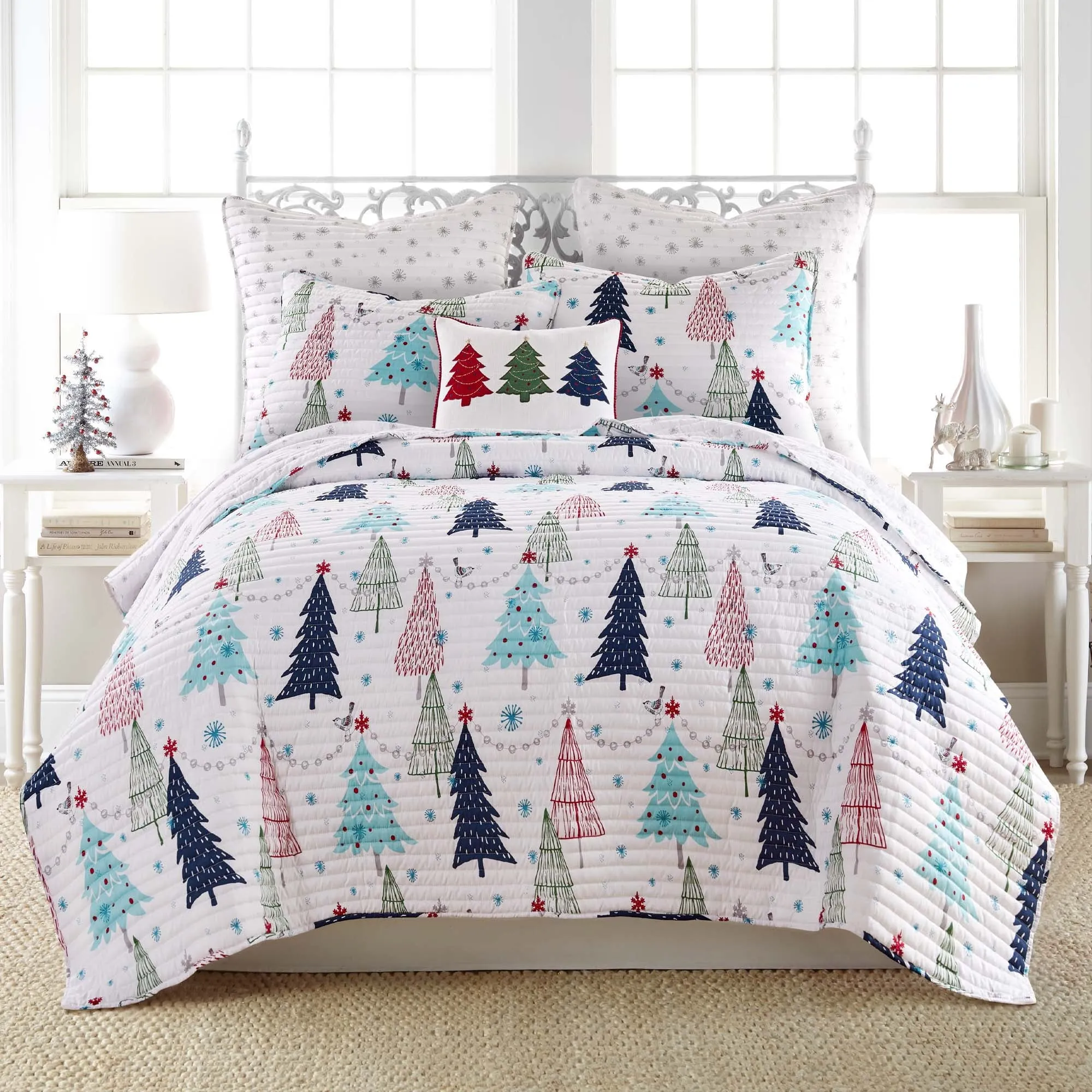 cozy Northern Star Quilt Set - Full/Queen Quilt   Two Standard Pillow Shams - Christmas Tree - Black and White - Quilt Size (88x92in.) and Pillow Sham Size (26x20in.) - Reversible Multicolor Twin